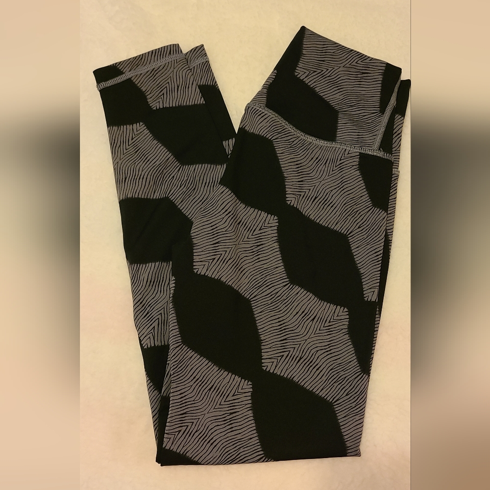 Aerie XS black and white active leggings